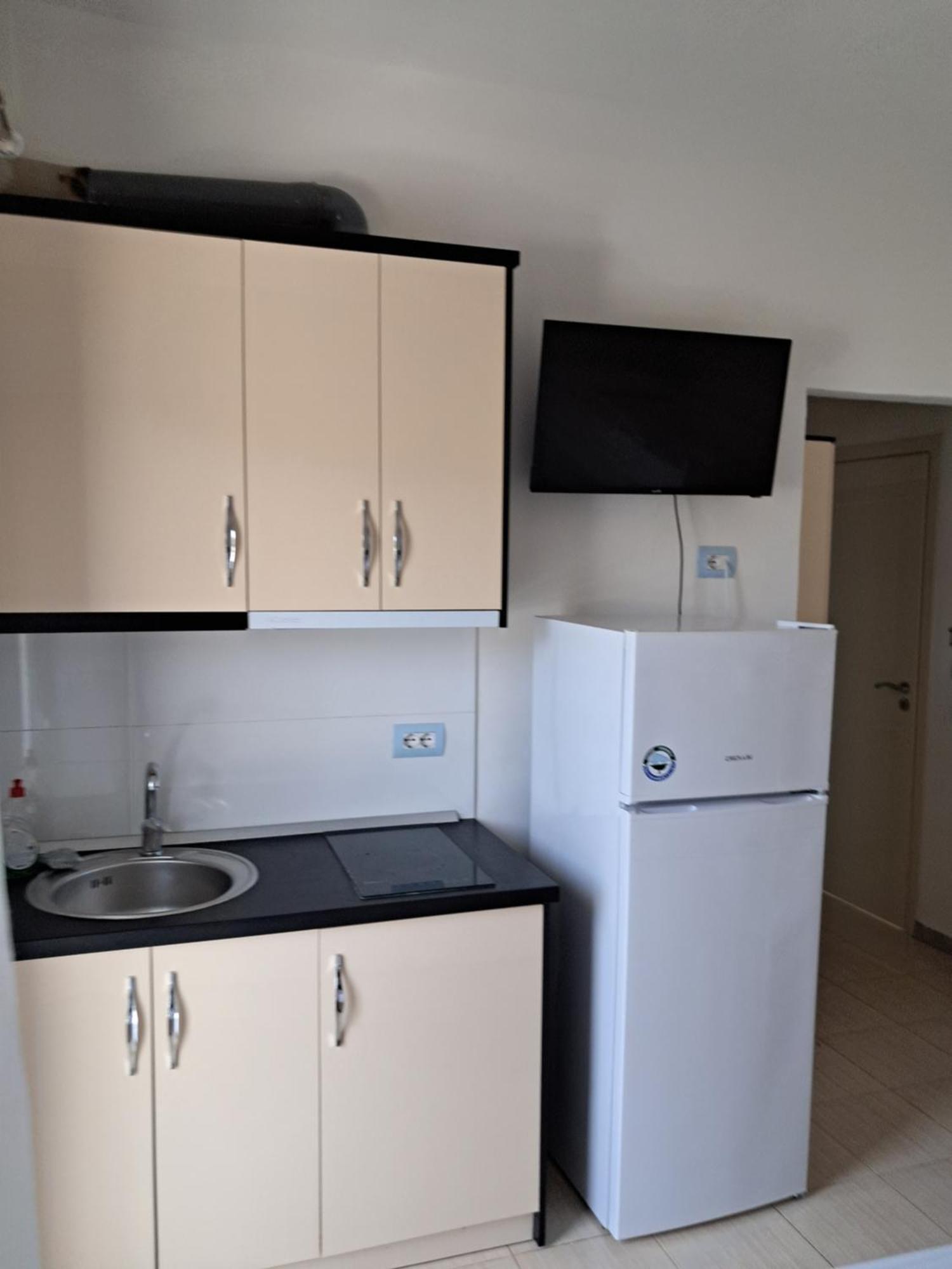 Elton Tafa Guesthouse Ксамил Экстерьер фото